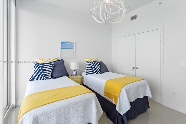 Building Photo - 2020 N Bayshore Dr