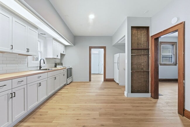 Building Photo - Move-In Ready with Bonus Storage Space!