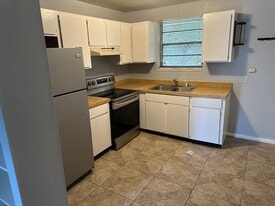 Building Photo - 2984 Myra St
