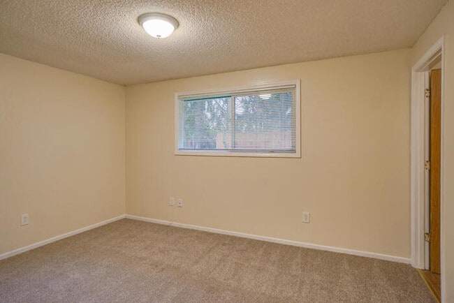 Building Photo - 13817 NE 35th Cir