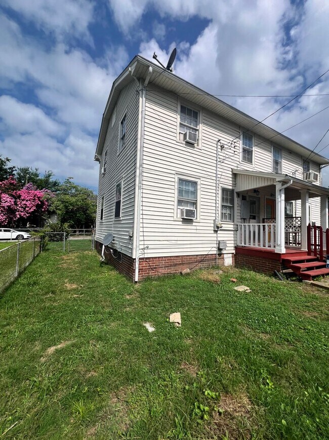 Building Photo - 1105 Berry St