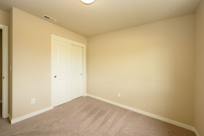 Building Photo - New listing!  Modern, A/C, Washer & Dryer included!