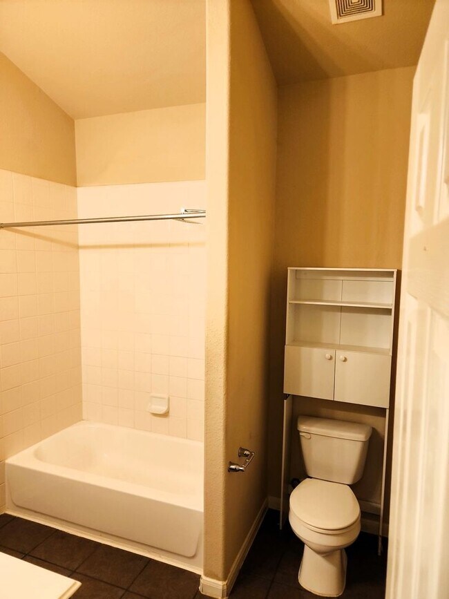 Building Photo - 1014 Spring Lakes Haven