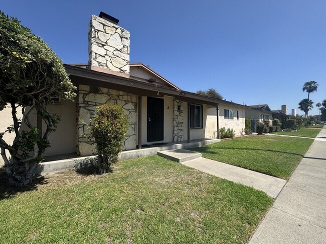 Building Photo - 2031 E Almont Ave