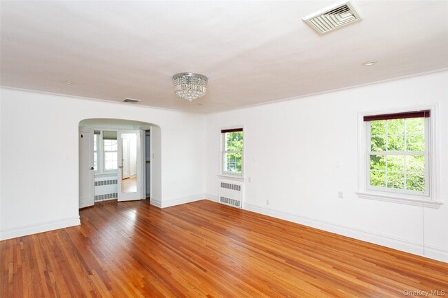 Building Photo - 355 E Beech St