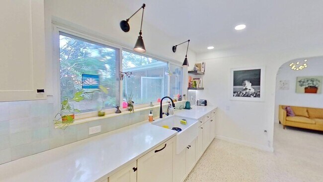 Building Photo - Lake Pasadena - Charming 2 Bedroom Home with Spacious Yard