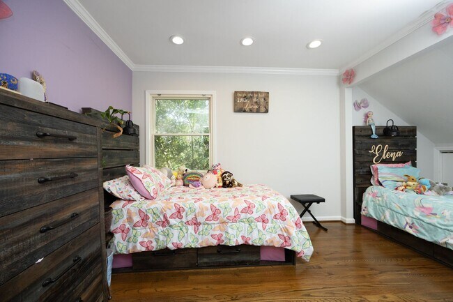 Building Photo - Beautifully renovated large home in CHCCS school district! Available mid-June!