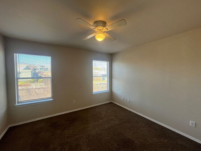 Building Photo - 5811 Golf Bend