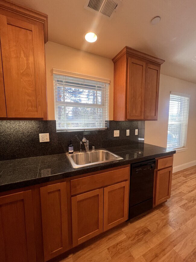 Building Photo - 612 Chief Kelly Dr