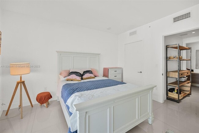 Building Photo - 1010 SW 2nd Ave