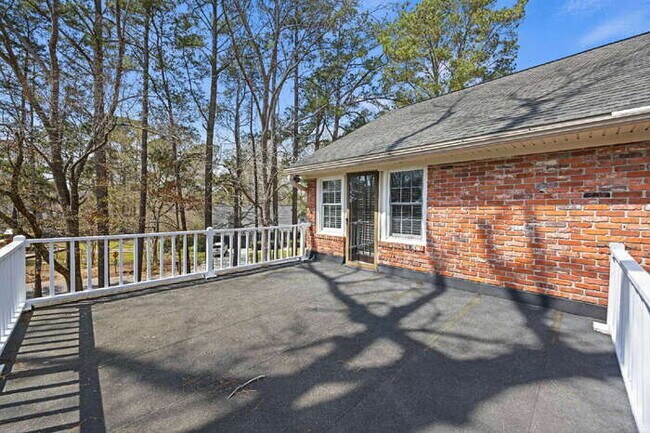 Building Photo - 100 Lakeview Dr