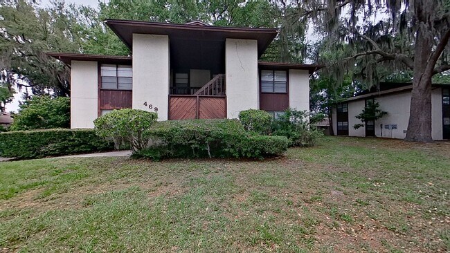 Building Photo - Desirable 2 beds/1.5 bath, first floor uni...