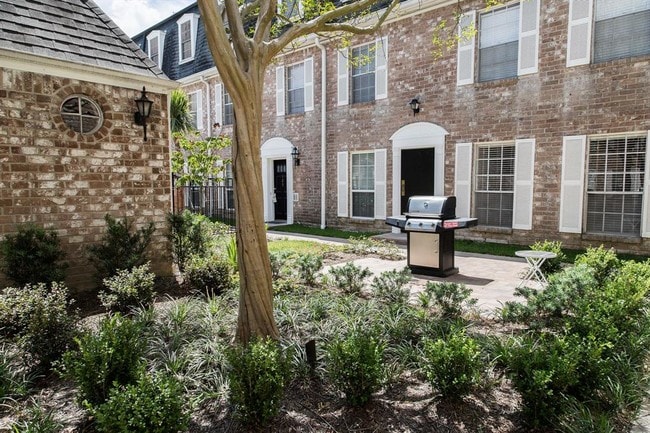 Building Photo - 359 N Post Oak Ln