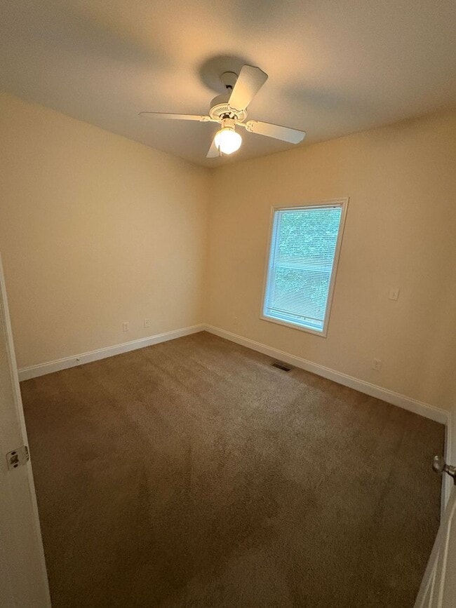 Building Photo - 5 bed, 4 bath townhome WALKING DISTANCE to Downtown & UGA campus!