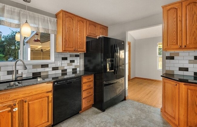 Building Photo - 4 Bed, 2.5 Bath Conveniently-located Single-family House Available for Rent!