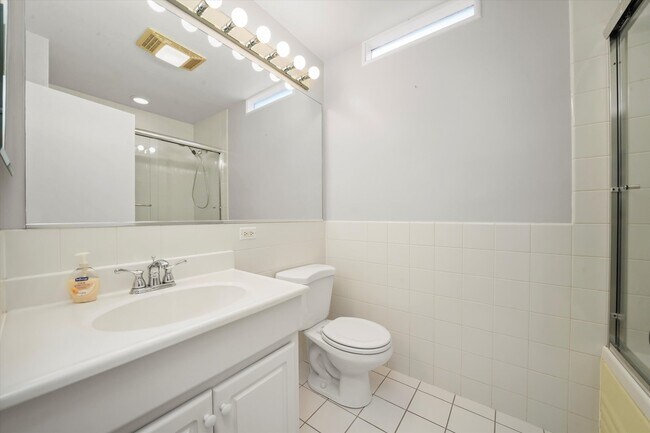 Building Photo - 400 Locust Rd