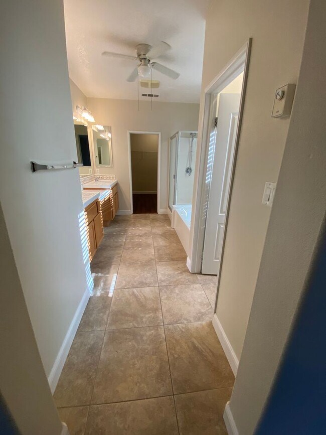 Building Photo - Gorgeous NW Home 4 Bed/3 Bath $2,850 Rent & 2,850 Deposit