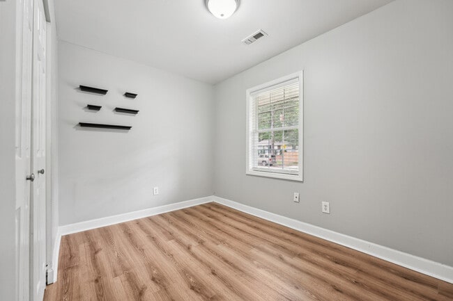 Building Photo - 508 Solar Dr