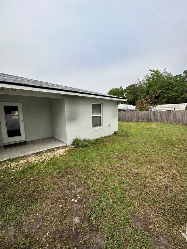 Building Photo - 2027/2029 Guava Drive