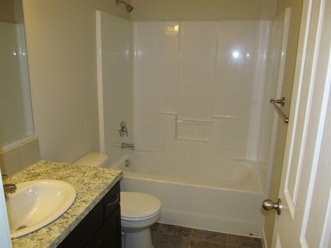 Building Photo - 3 Bed 2.5 Bath  Townhome Near Vancouver Ma...