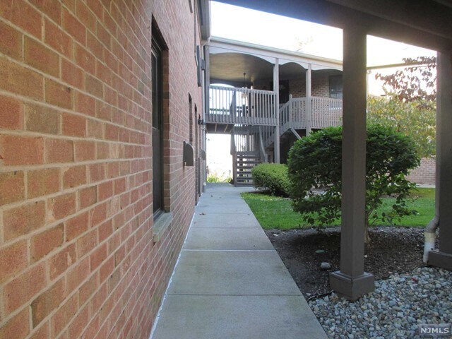 Building Photo - 181 Long Hill Rd