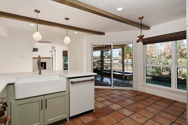 Building Photo - 15 Crinkleroot Ct