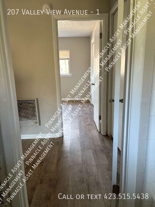 Building Photo - 207 Valley View Ave