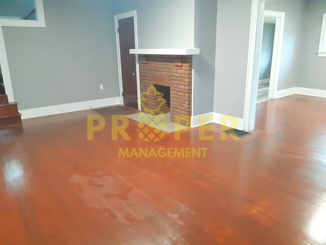 Building Photo - Beautiful 2 bedroom 1 bathroom house with ...