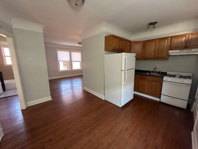 Building Photo - 1377 W Greenleaf Ave