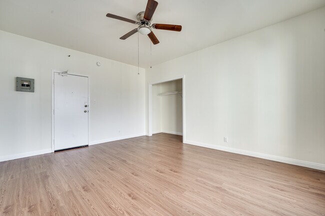 Building Photo - 1056 5/3 Normandie Ave-301C