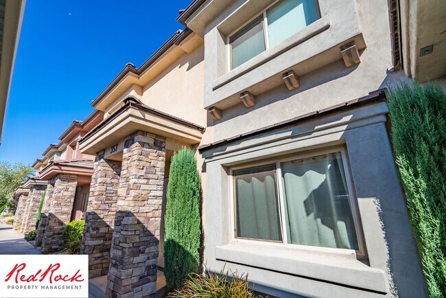 Building Photo - 3 Bedroom Two-Story Home Near Scenic Trails