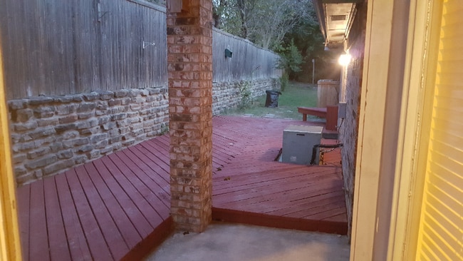 Building Photo - 9716 Summerwood Cir