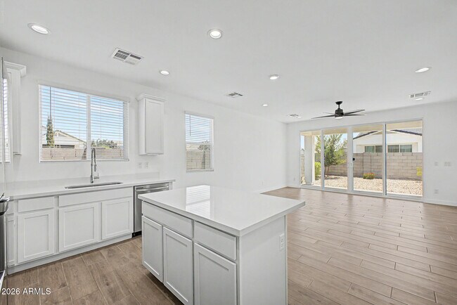 Building Photo - 295 E Mint Ln