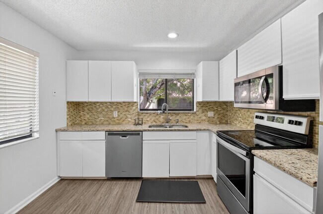 Building Photo - 5530 Coach House Cir