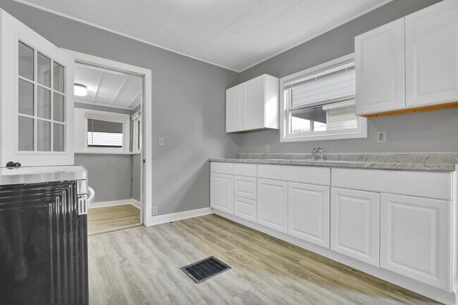 Building Photo - 405 E Hodge Ave