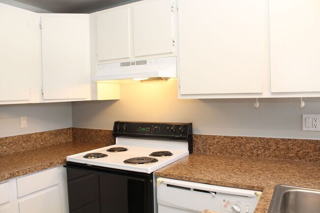Building Photo - Spacious 3B/2.5BA UTC Townhouse w/ Garage,...