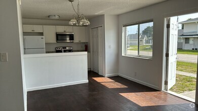 Building Photo - MOVE IN SPECIAL. Pool View - 2 Bed 1 Bath