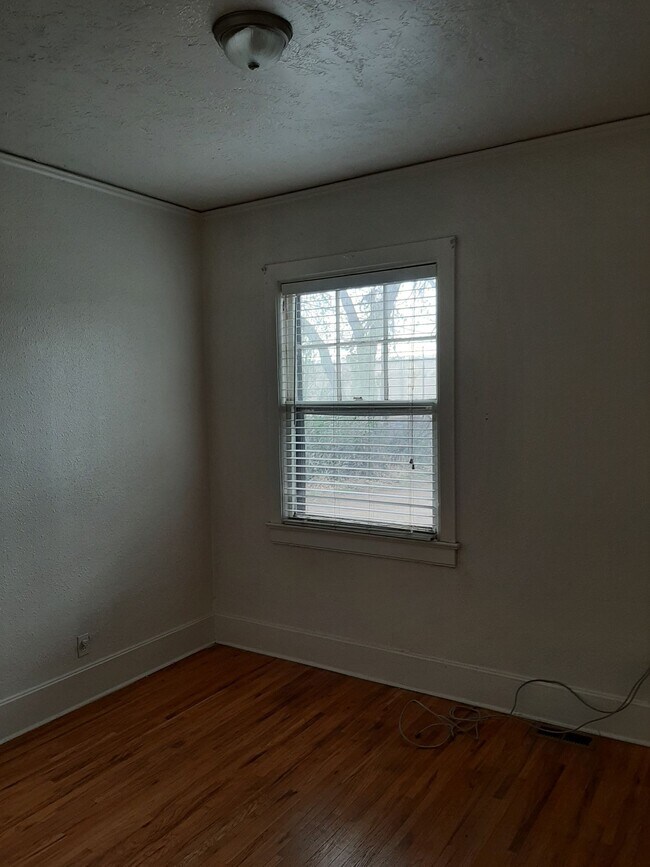 Building Photo - College Housing - 4 bedrooms