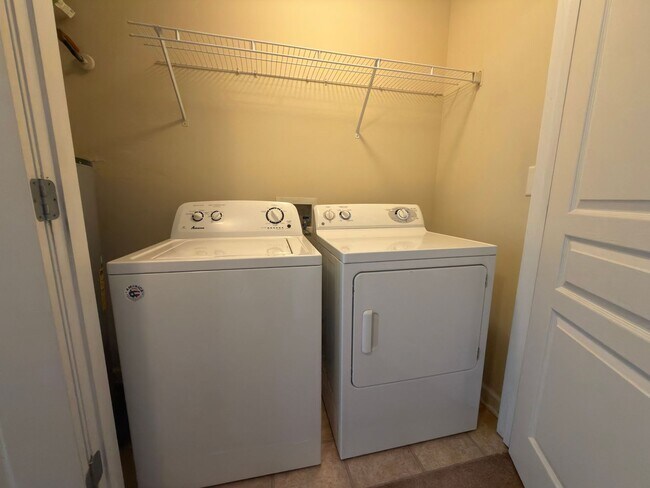 Building Photo - NOW AVAILABLE!  3 bedroom/3 bath condo for RENT!  $2400 per month - Free Shuttle to UTK campus!