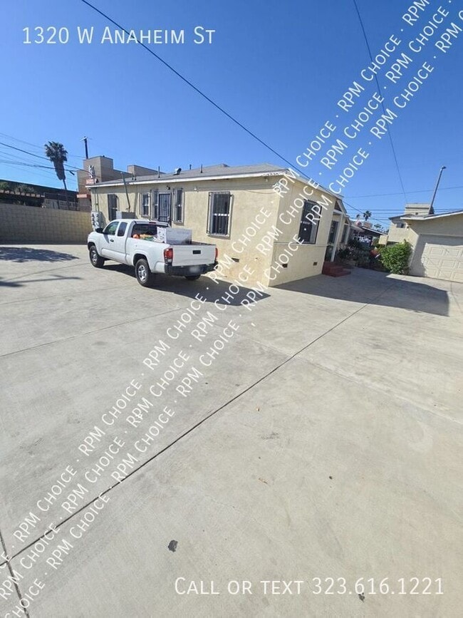 Building Photo - 1320 W Anaheim St