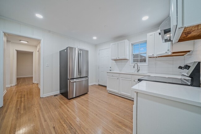 Building Photo - Spacious & Newly Renovated 5-Bedroom Home Available May 9!