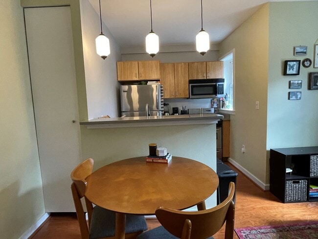 Building Photo - Recently Renovated 1 bedroom apartment in Columbia Heights