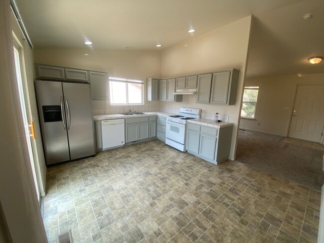Building Photo - Charming 3 Bedroom