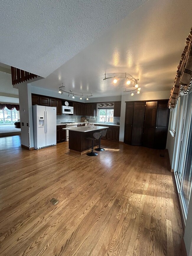 Building Photo - 5 BR/3 1/2 BA in the Desirable Meadowglen Community!!