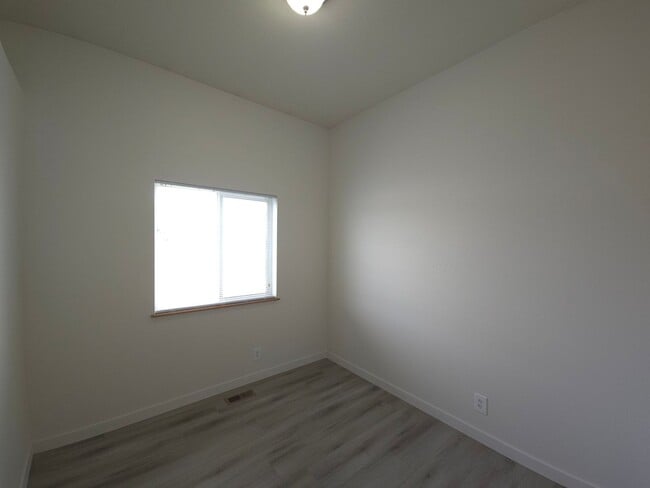 Building Photo - Recently Remodeled Home