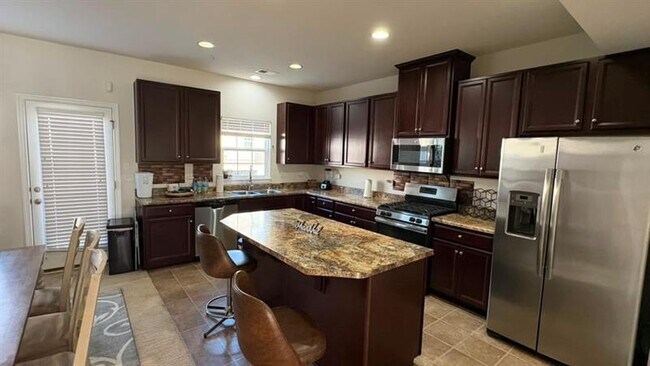 Building Photo - 2302 Pointe View Dr
