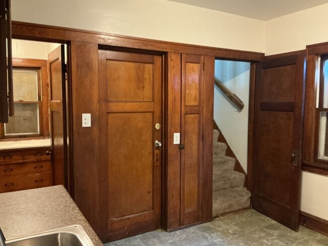 Building Photo - 3 Bedroom Single Family Home