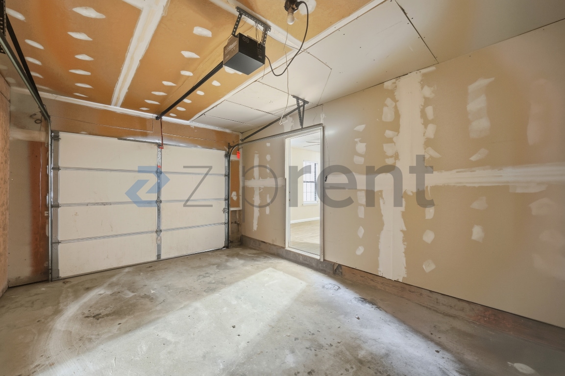 Building Photo - 5893 N Castlegate Dr