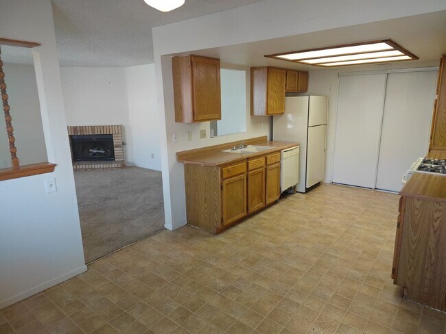 Building Photo - 3 Bedroom Condo