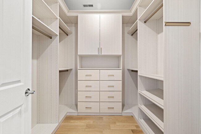 Building Photo - 16 Regency Pl